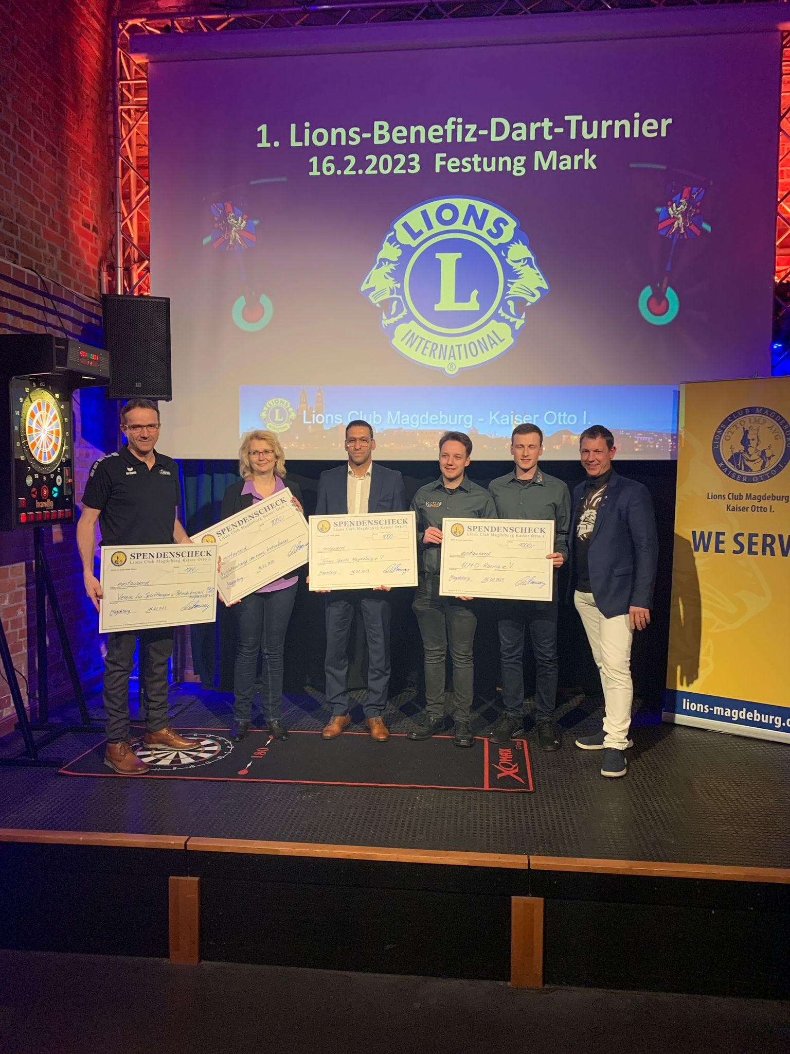 Scheckuebergabe beim ersten Lions-Benefiz-Dart-Turnier